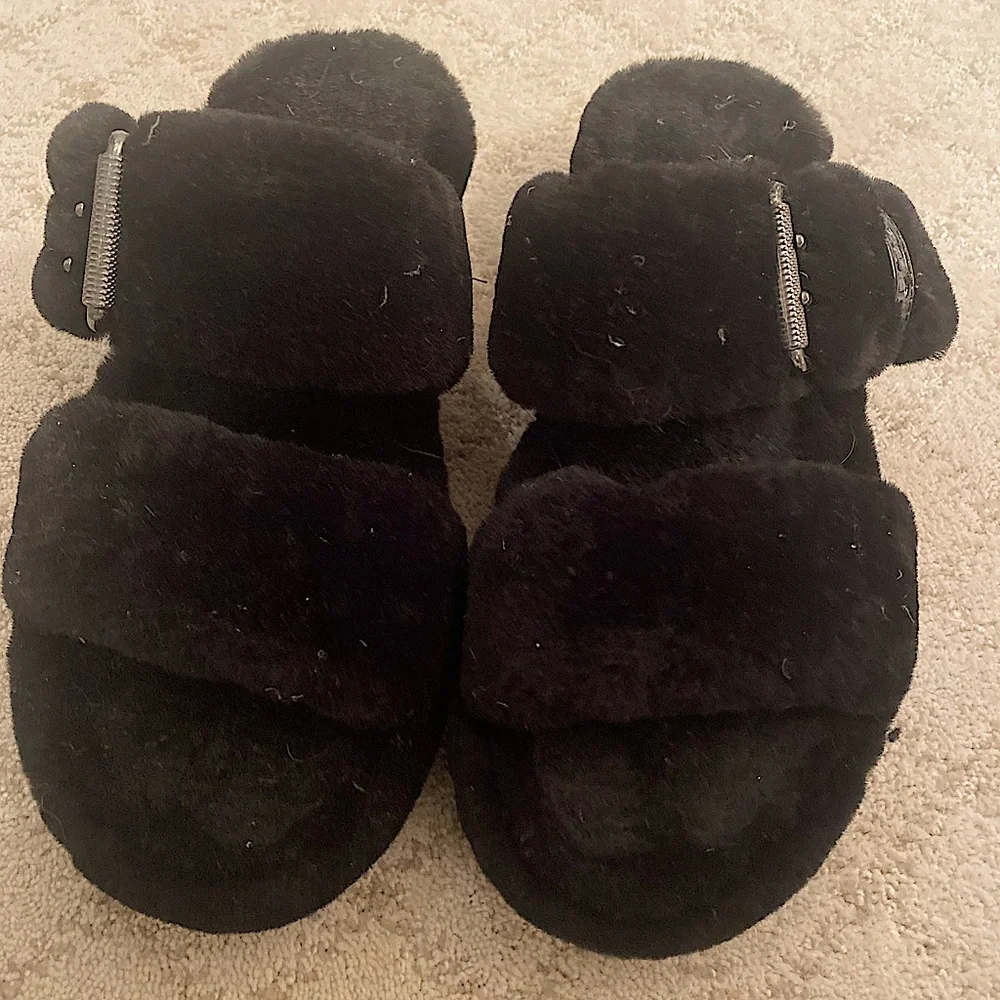UGG SLIPPERS - Picture 2 of 5